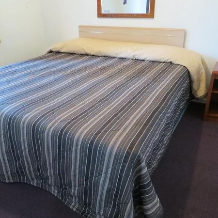 Madison Suites Motel Портланд Стая снимка