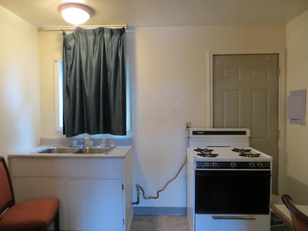 Madison Suites Motel Портланд Стая снимка